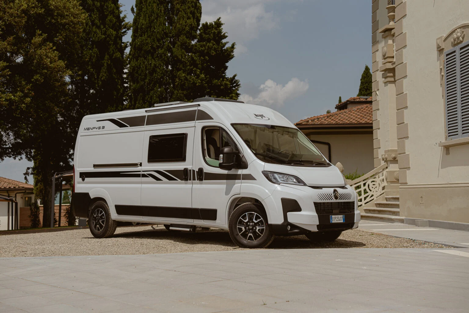 Mclouis-Menfys-van-next-1536×1024